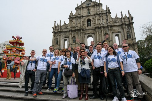 Gruppenfoto vor der Ruine der Paulskirche.