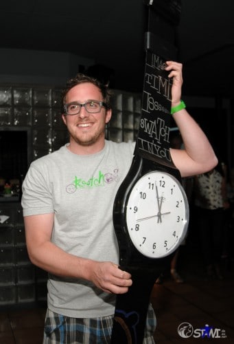 Stephane zeigt die erste Maxi Swatch, für die Auktion.