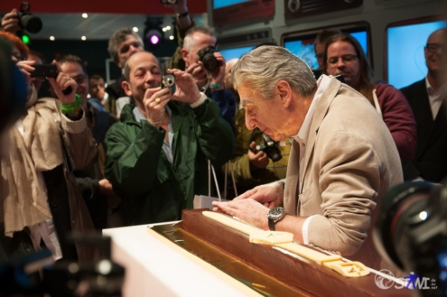 Nick Hayek schneidet den Kuchen an