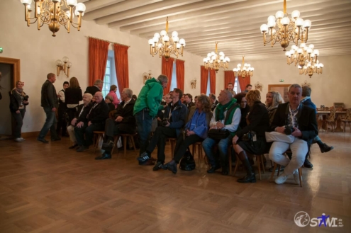 Gespanntes zu hören.