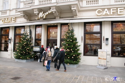 Sturm auf das Café Mozart.