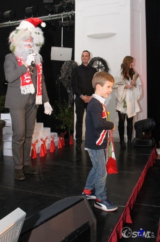 Zuerst bekamen jedoch die Kids kleine Präsente.