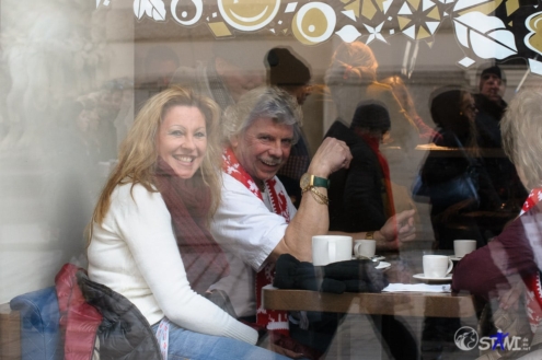 Im Café um die Ecke.