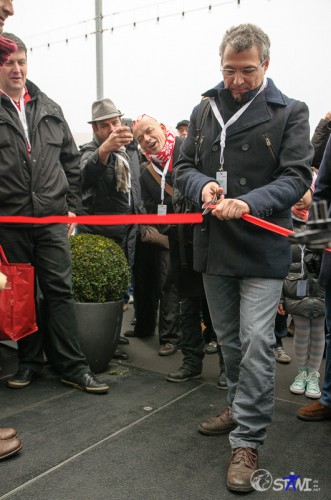Holger schneidet das Band durch.