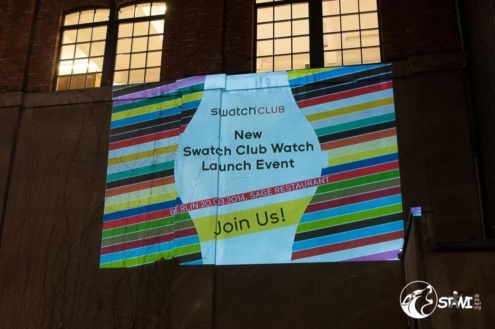 Projektion an der Hauswand.