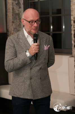 Carlo will uns einfach nicht die Uhr zeigen.