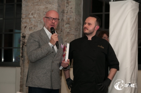 Die Nachspeise wird angekündigt. Carlo und