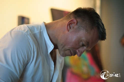 Olaf Hajek beim signieren.