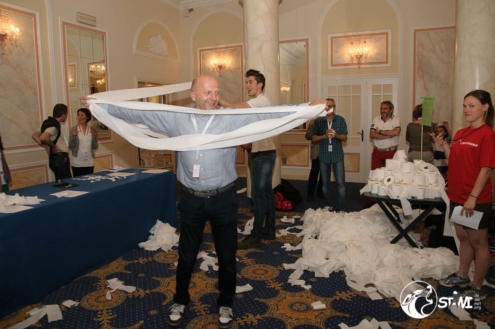 Toilettenpapier abrollen.