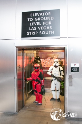 Seltsame Gestalten im Aufzug.