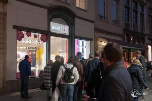 Vor dem Swatch Store.