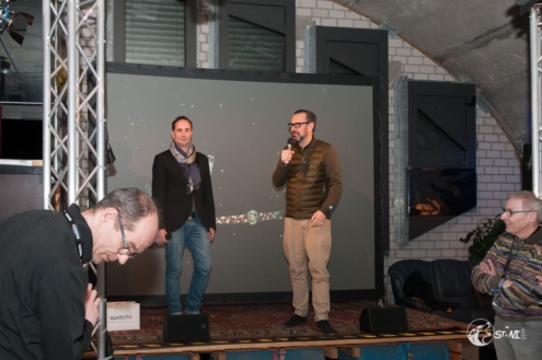 Hallo! Kommt erst einmal bisschen näher zusammen.