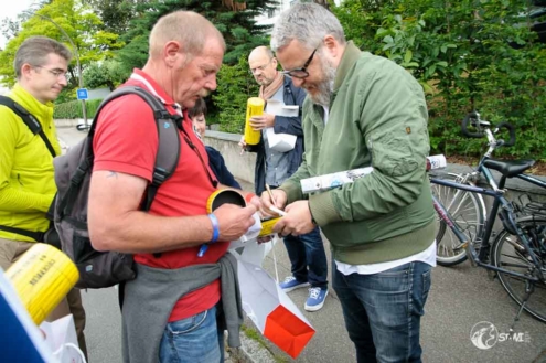 Tobias Rehberger signiert ein Special