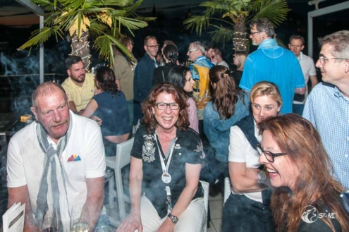 Partyvolk auf der Dachterrasse.