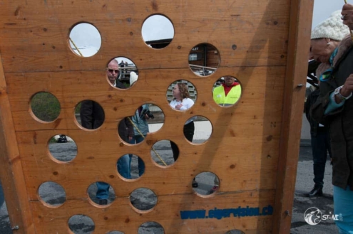 Der Ball darf nicht in das Loch!