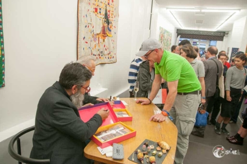 Das Special wird signiert.